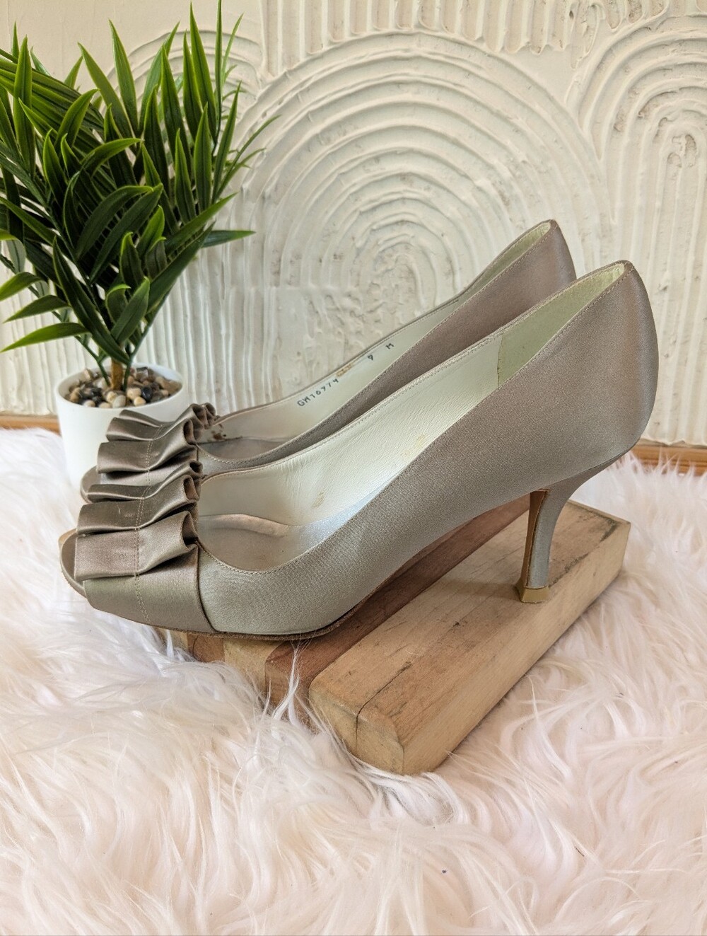Stuart Weitzman Gigiritz Ruffle Pumps